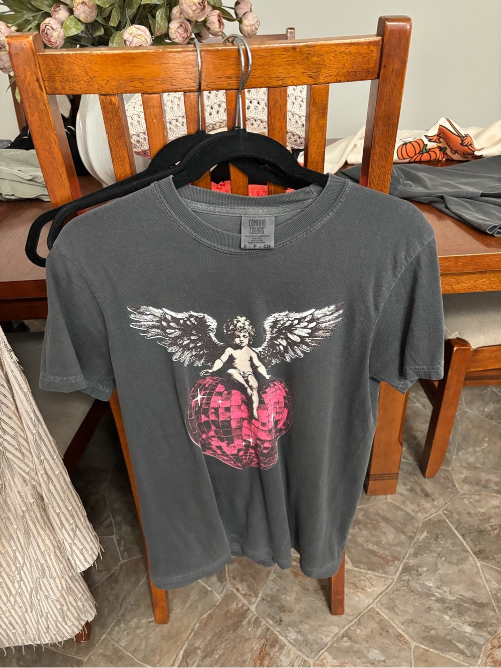 Comfort colors Vintage-Style Black Graphic Angel Heart Tee